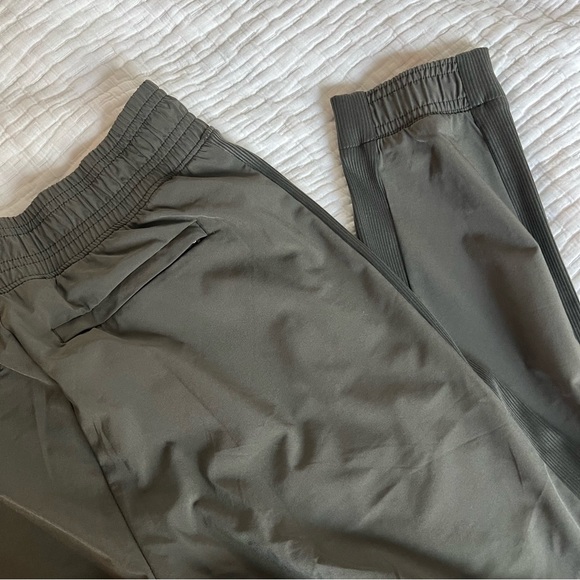 Athleta Brooklyn jogger in Mountain Olive - Picture 10 of 14